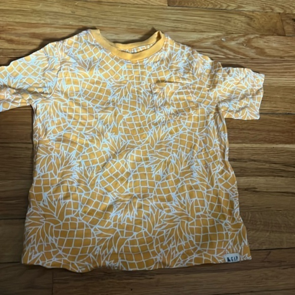 Kids gap organic cotton summer pineapple t shirt 5 fit is 4T EUC.
